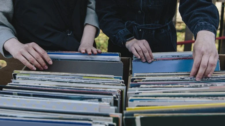 Deux personnes feuilletant des disques