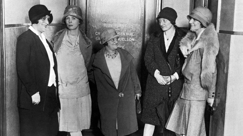 Cinq des Radium Girls après le règlement de leur procès en 1928