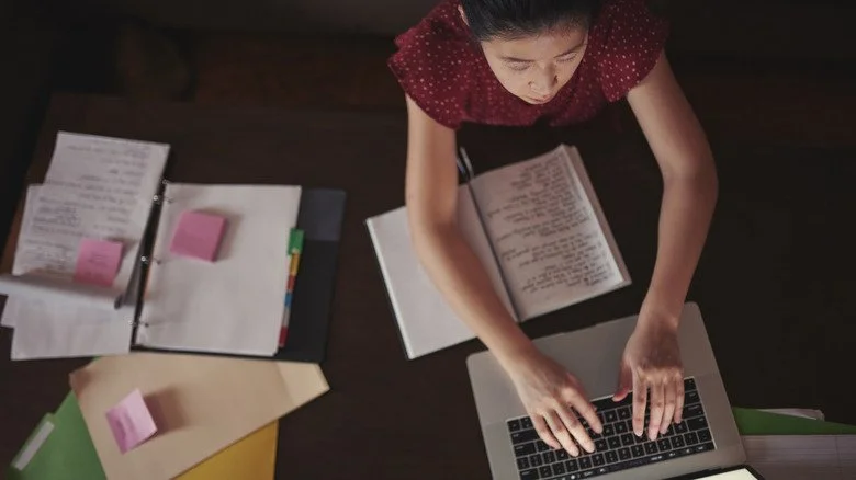 Femme travaillant sur un ordinateur portable