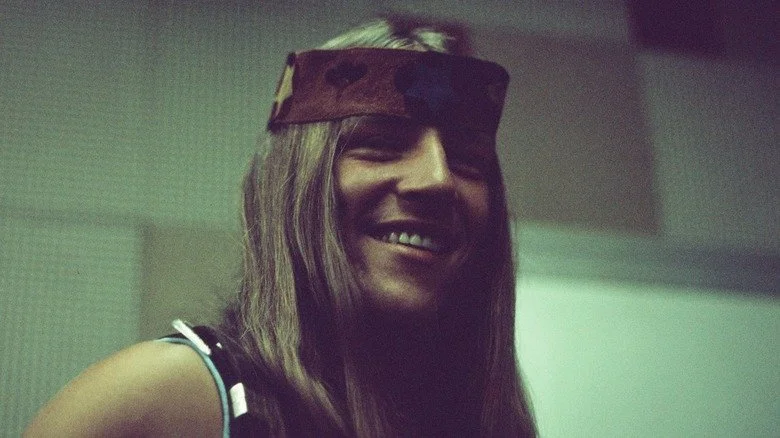 Mark Farner de Grand Funk Railroad souriant en coulisses