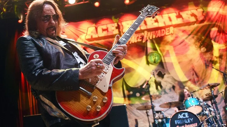Ace Frehley en concert, batterie en arrière-plan