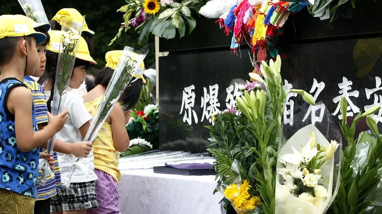 Rangées de fleurs et mémoriaux