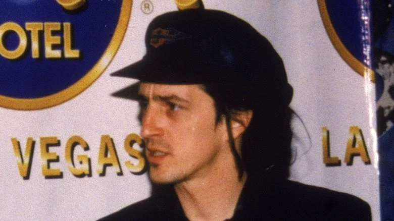 Izzy Stradlin portant une casquette noire