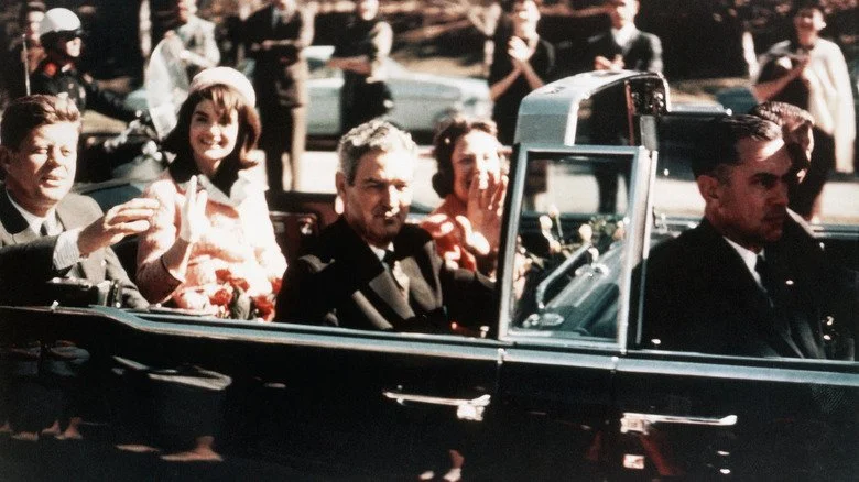 John F. Kennedy et Jackie peu avant l'attentat