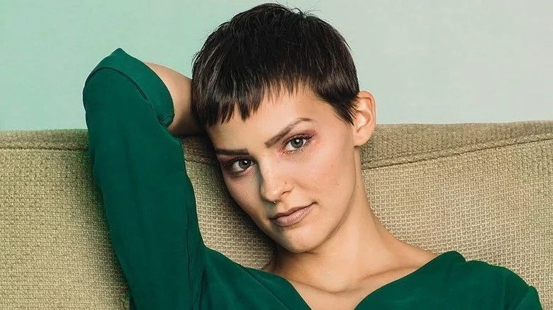 Jane Nightbirde Marczewski en pull vert