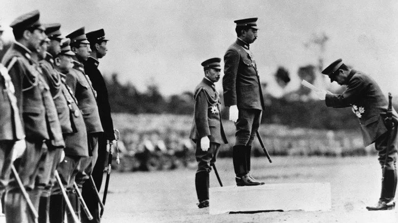 Vêtement traditionnel et salut