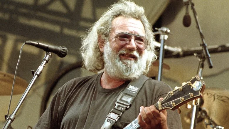 Jerry Garcia jouant de la guitare sur scène