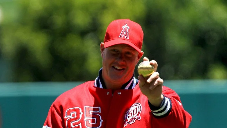 Jim Abbott brandissant la balle dans le champ