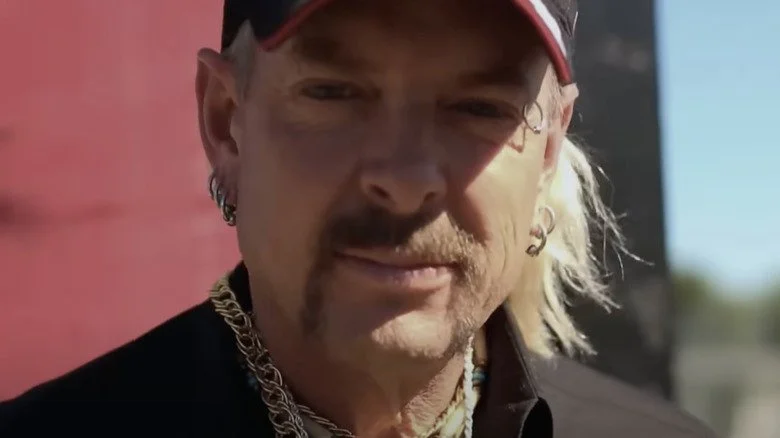 Joe Exotic regardant la caméra, portant une casquette