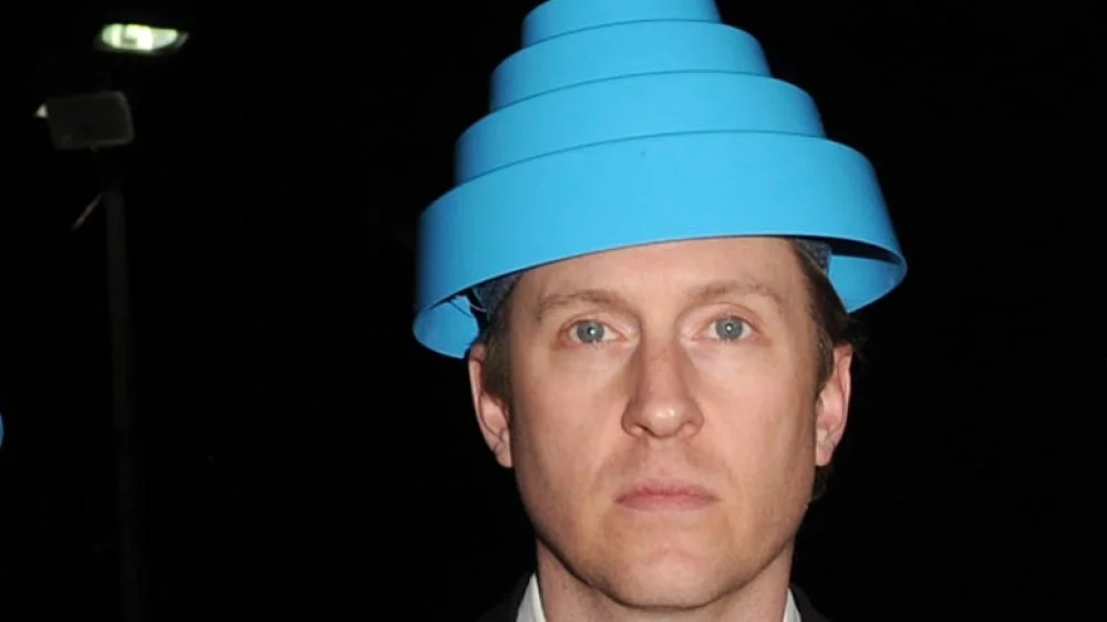 Josh Freese portant un chapeau bleu Devo
