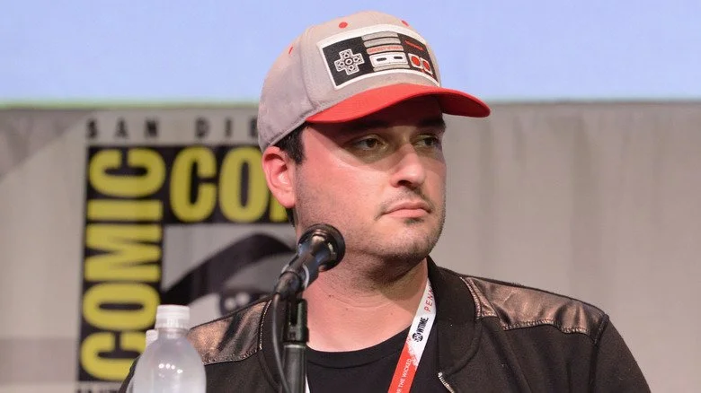 Josh Trank regardant sur le côté au Comic-Con 2015