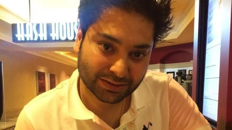 Kabir Singh regardant la caméra