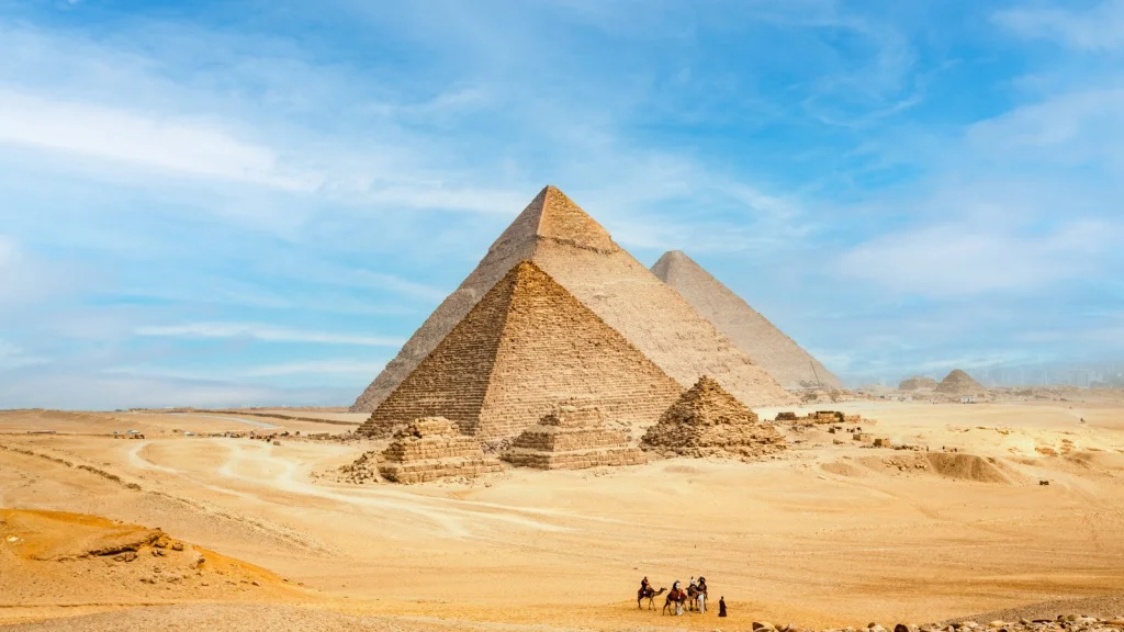 Les théories les plus folles sur la construction des pyramides égyptiennes