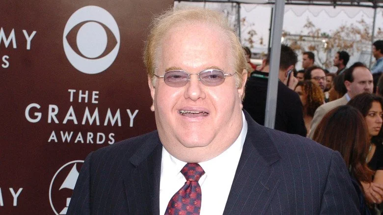 Lou Pearlman en costume et lunettes souriant aux Grammys
