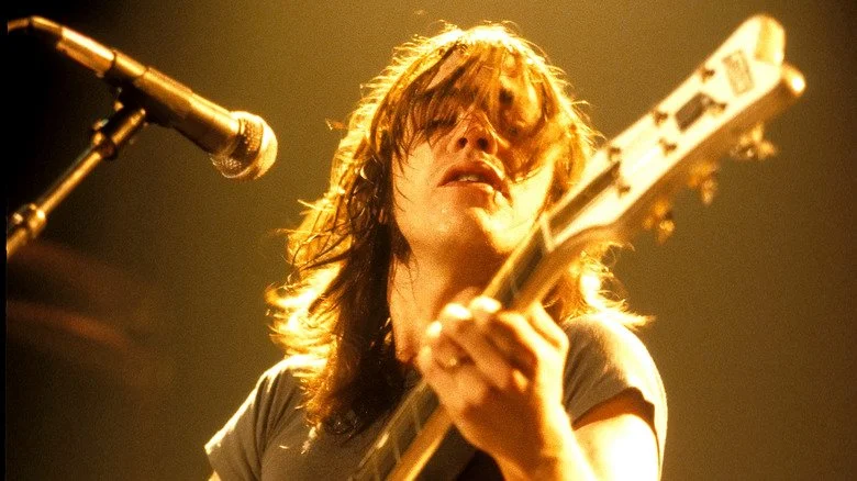 Malcolm Young sur scène avec sa guitare