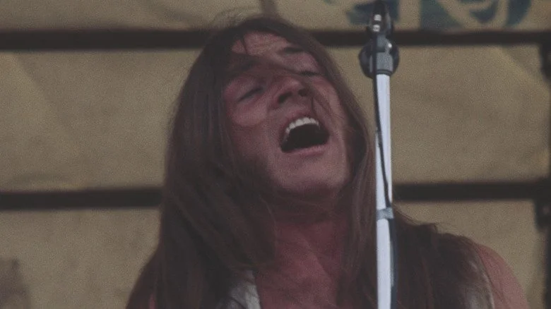 Mark Farner chantant sur scène avec Grand Funk Railroad dans les années 1970