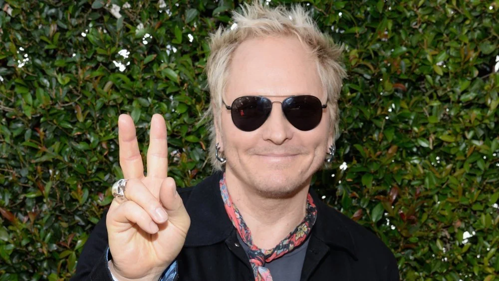 Matt Sorum flashing peace sign