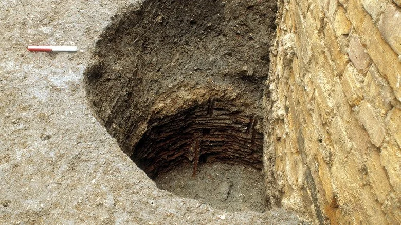 Fosse septique médiévale en briques