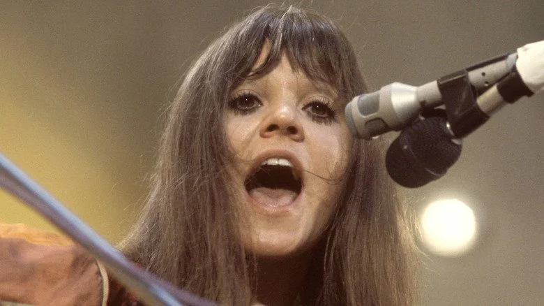 Melanie avec de longs cheveux chantant en studio d’enregistrement