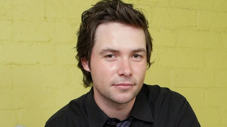 Michael Johns pose en photo presse