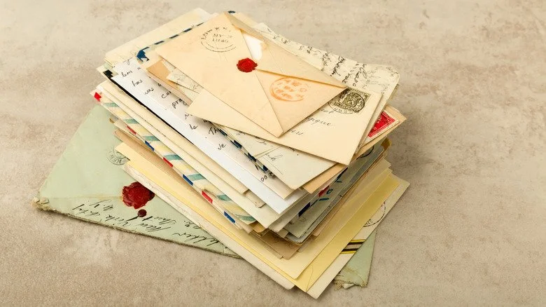 Piles de lettres anciennes