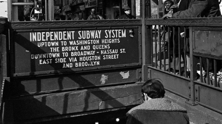 Homme descendant les escaliers vers le métro new-yorkais