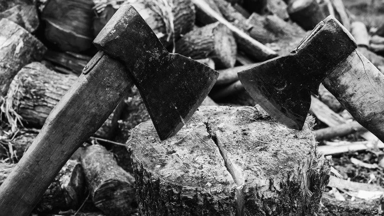 haches plantées dans une bûche