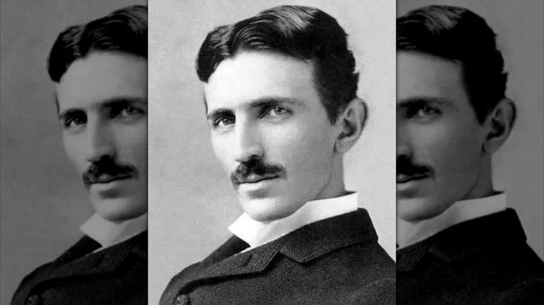 Nikola Tesla en costume sombre et moustache regardant vers la gauche
