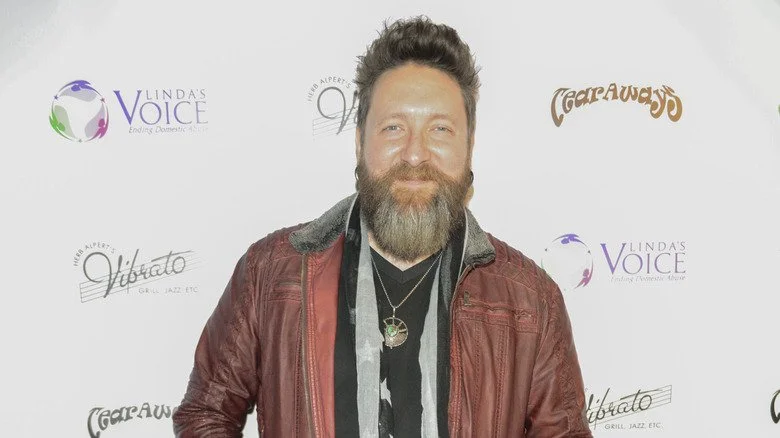 Nolan Neal souriant à la caméra