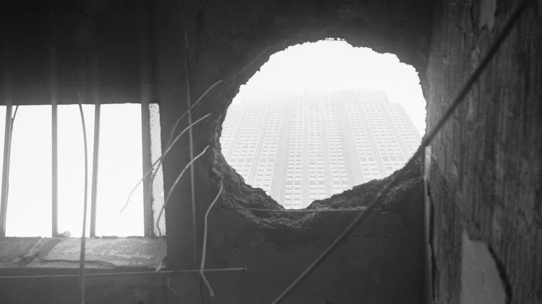 Le trou laissé par un avion après que les débris eurent été dégagés de l'Empire State Building