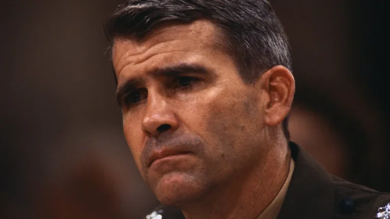 Où en sont Oliver North et Fawn Hall aujourd&rsquo;hui ? Une surprise après 40 ans