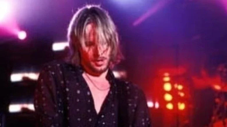 Paul Tobias jouant de la guitare