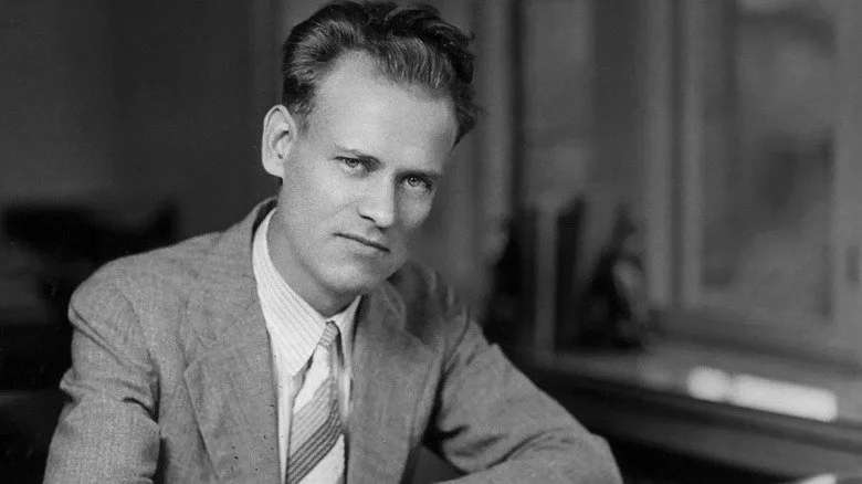 Philo Farnsworth en costume clair assis à un bureau