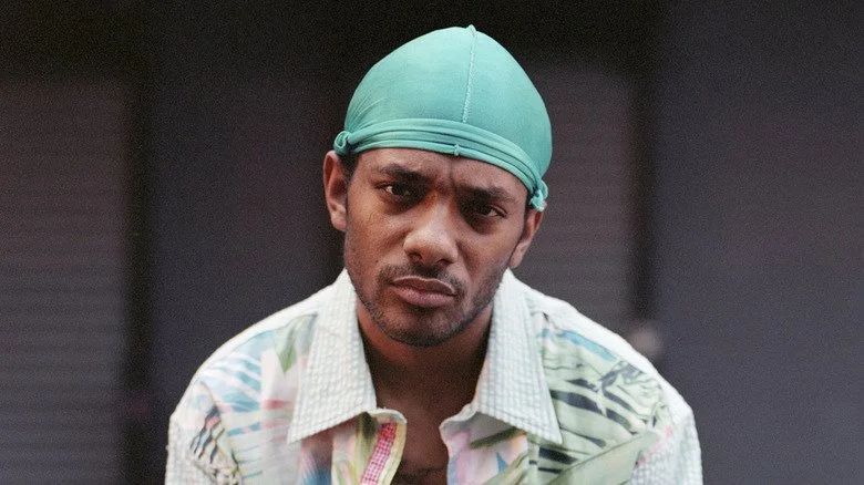 Prodigy portant un durag turquoise, regard sérieux