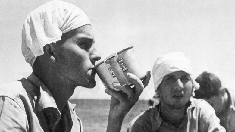 Prisonniers de guerre américains portant des foulards buvant