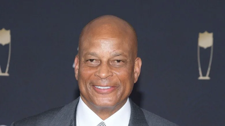 Ronnie Lott souriant et regardant ailleurs