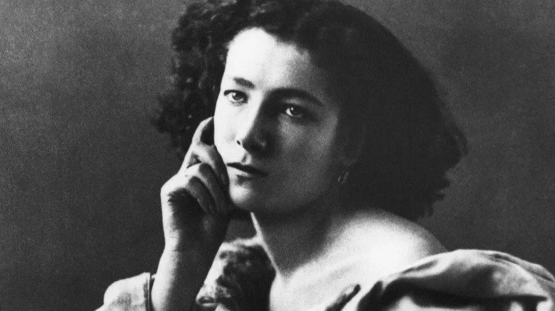 Portrait de Sarah Bernhardt touchant son visage