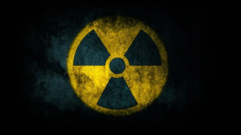 Symbole de radiation sur fond sombre