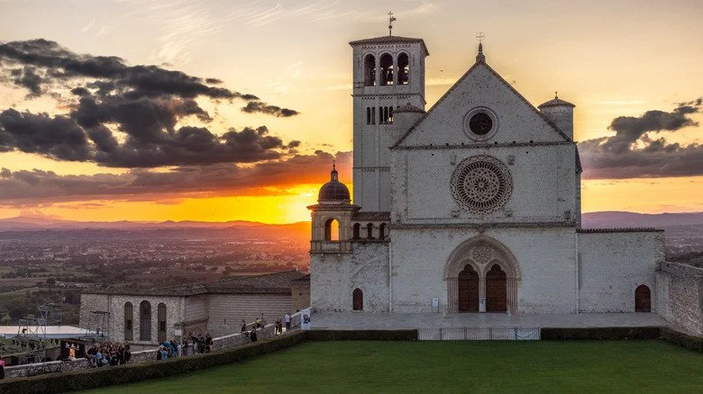 Vue extérieure de la basilique de Saint François d'Assise sous un faible soleil