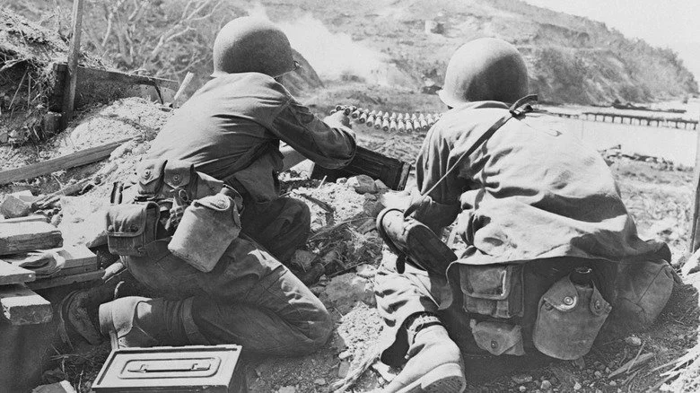 Deux soldats américains au tir près du camp