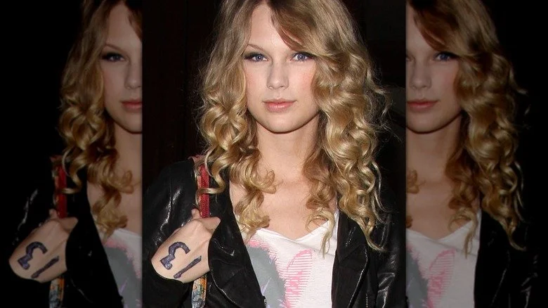 Taylor Swift avec le chiffre 13 sur la main