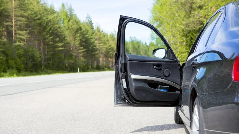 Voiture abandonnée sur autoroute