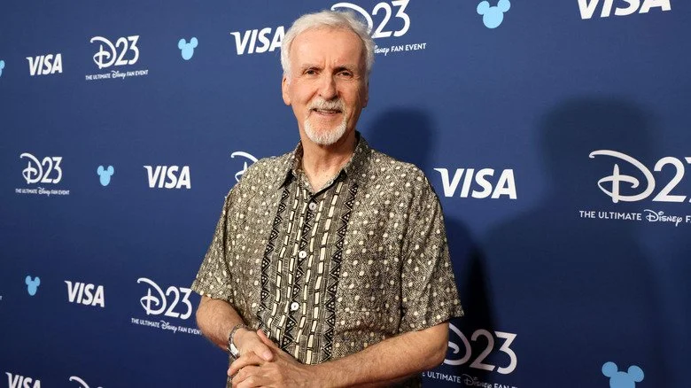 James Cameron souriant sur le tapis rouge