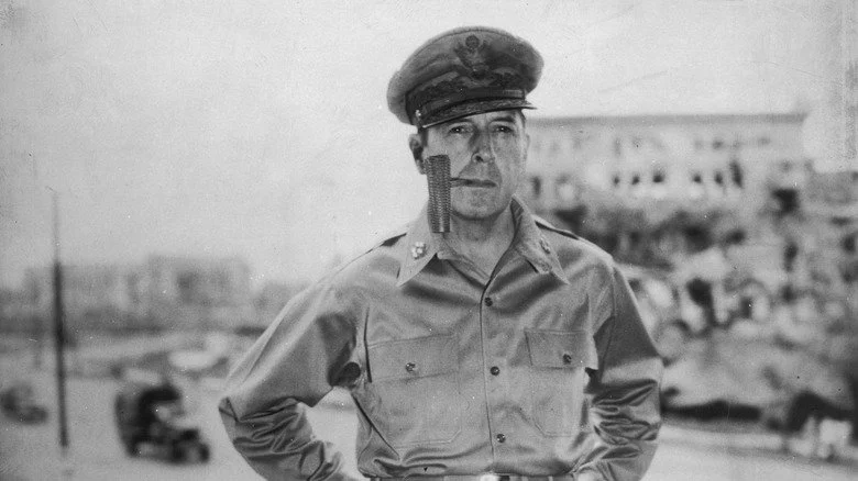 Général MacArthur avec une pipe en maïs