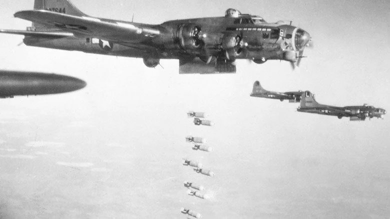 B-17 Flying Fortress larguant des bombes