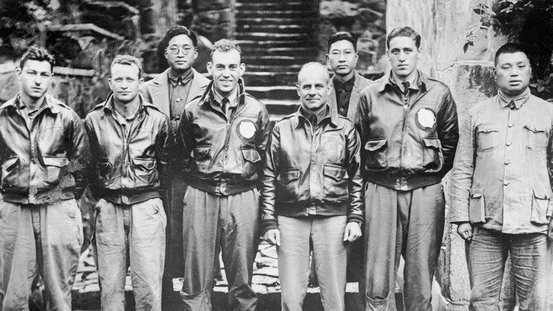 Major Doolittle et son équipage posent avec des amis chinois