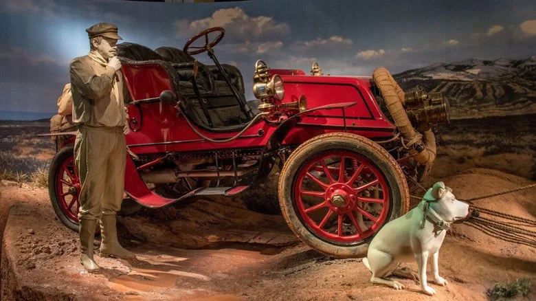 Exposition Smithsonian montrant la Winton Touring Car de 1903 et des statues de Jackson et Bud