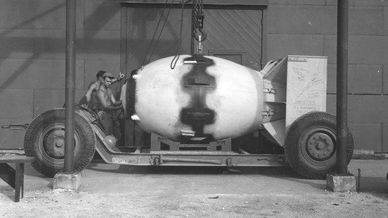 Bombe Fat Man et modèle Fat Man en démonstration