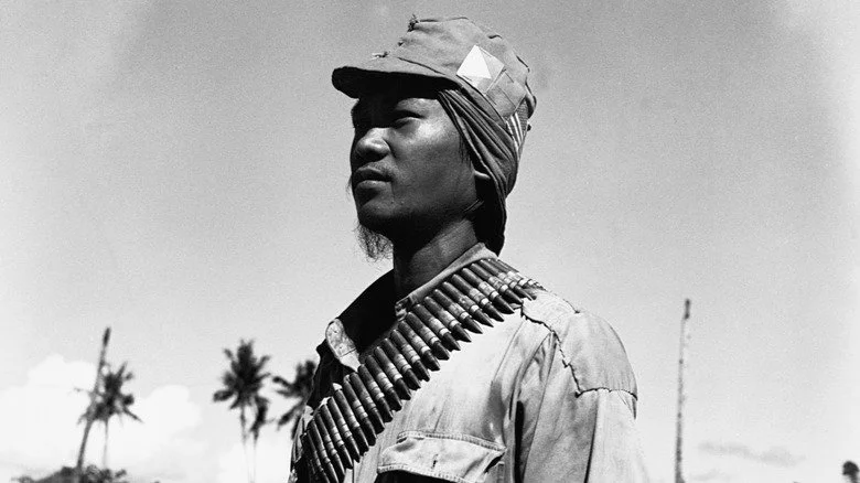 Guérillero philippin en tenue de combat avec munitions