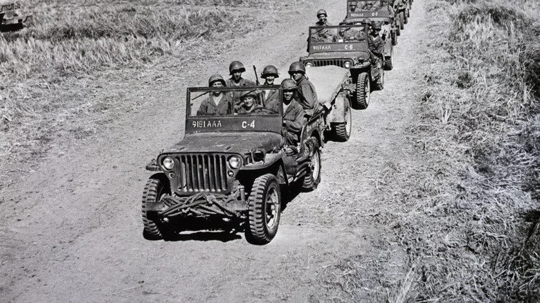 Soldats américains se déplaçant en véhicule militaire vers Manille